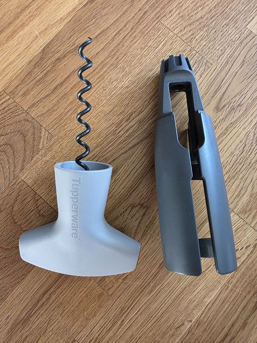 Tupperware Apribottiglie & Tappi per chiusura: Tupperware Korkenzieher / Flaschenöffner -Top Zustand! – Usato da Laufenburg venduto da may_r2st 1
