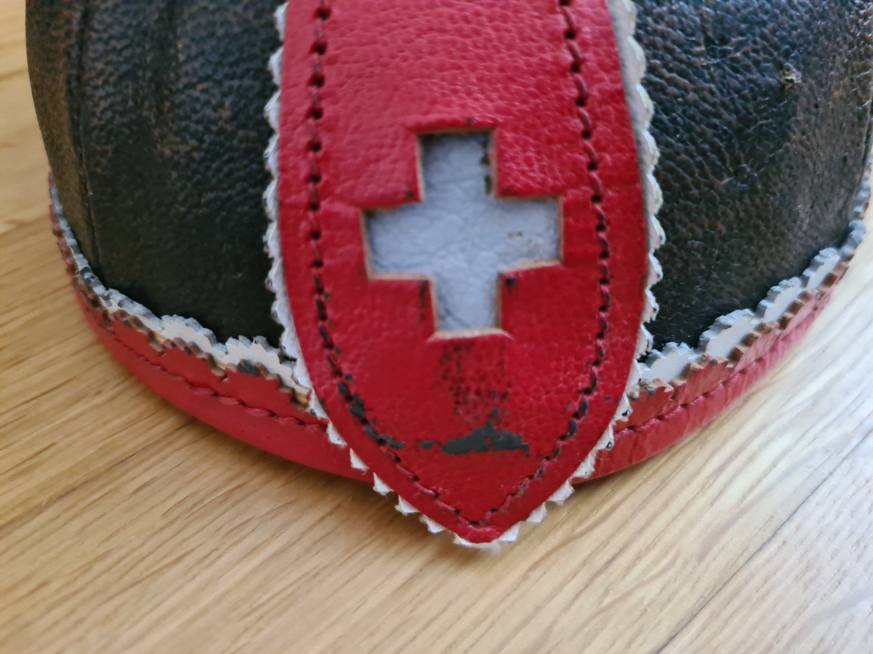 Copricapi, berretti & cappellini: Mutz Jodler Kappe Leder Schweizer Kreuz – Usato da Grosswangen venduto da Spieler10 1