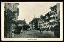 AK Büren a. Aare, Marktgasse mit Lauben und Passanten
