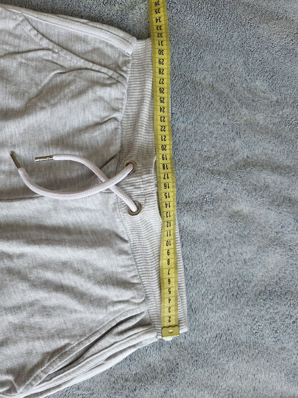 Pantaloni: Coole, graue Shorts, Gr. 146/152 – Nuovo (secondo la descrizione) da St Gallen venduto da vir_5kgt 2