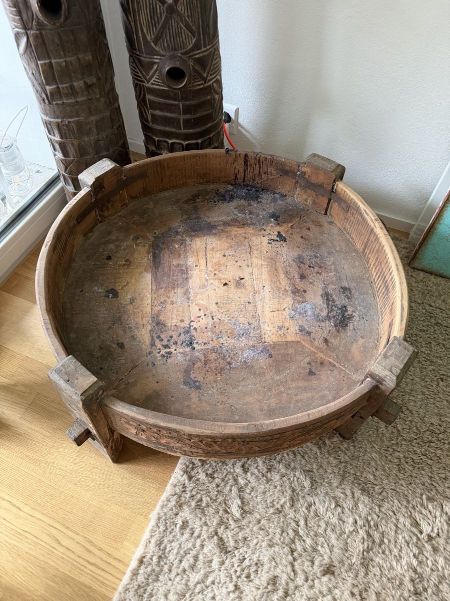 Tables: Holztisch mit Schnitzereien  – D'occasion à Killwangen par Mariposa1379 1