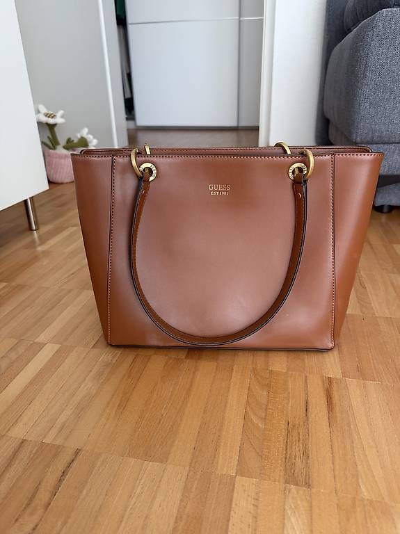 Borse da donna: Tasche von Guess Cognac – Nuovo e nell'imballaggio originale da Steffisburg venduto da mde_sf5x