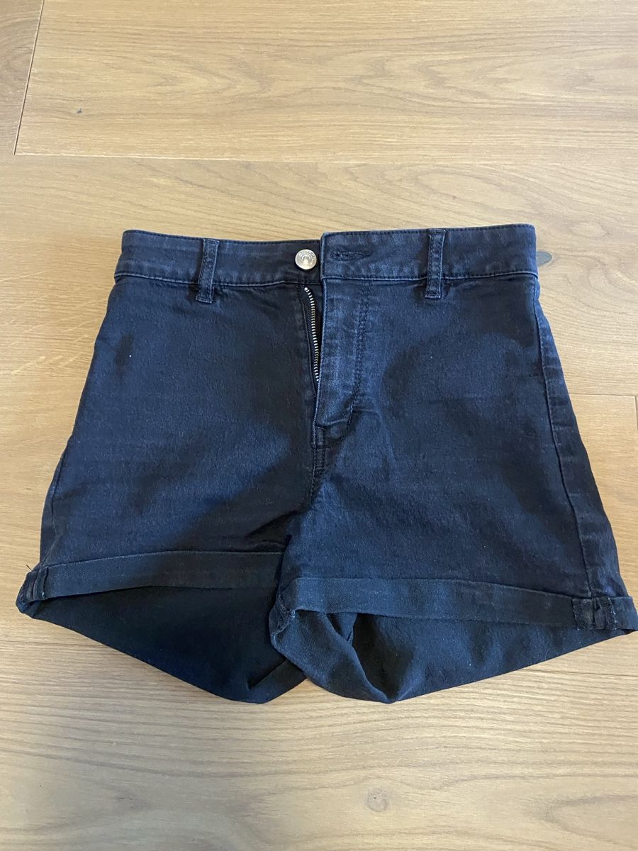 H&M Hosen: Schwarze Shorts – Gebraucht aus Ausserberg von ani_7jqv