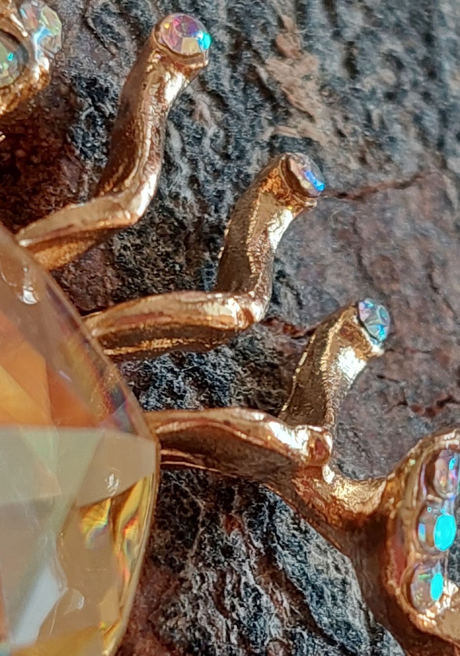 Spille & Fermagli: Goldfarbene Skorpion Brosche mit Schmucksteinen – Nuovo (secondo la descrizione) da Oberwil BL venduto da Hunajakakku 6