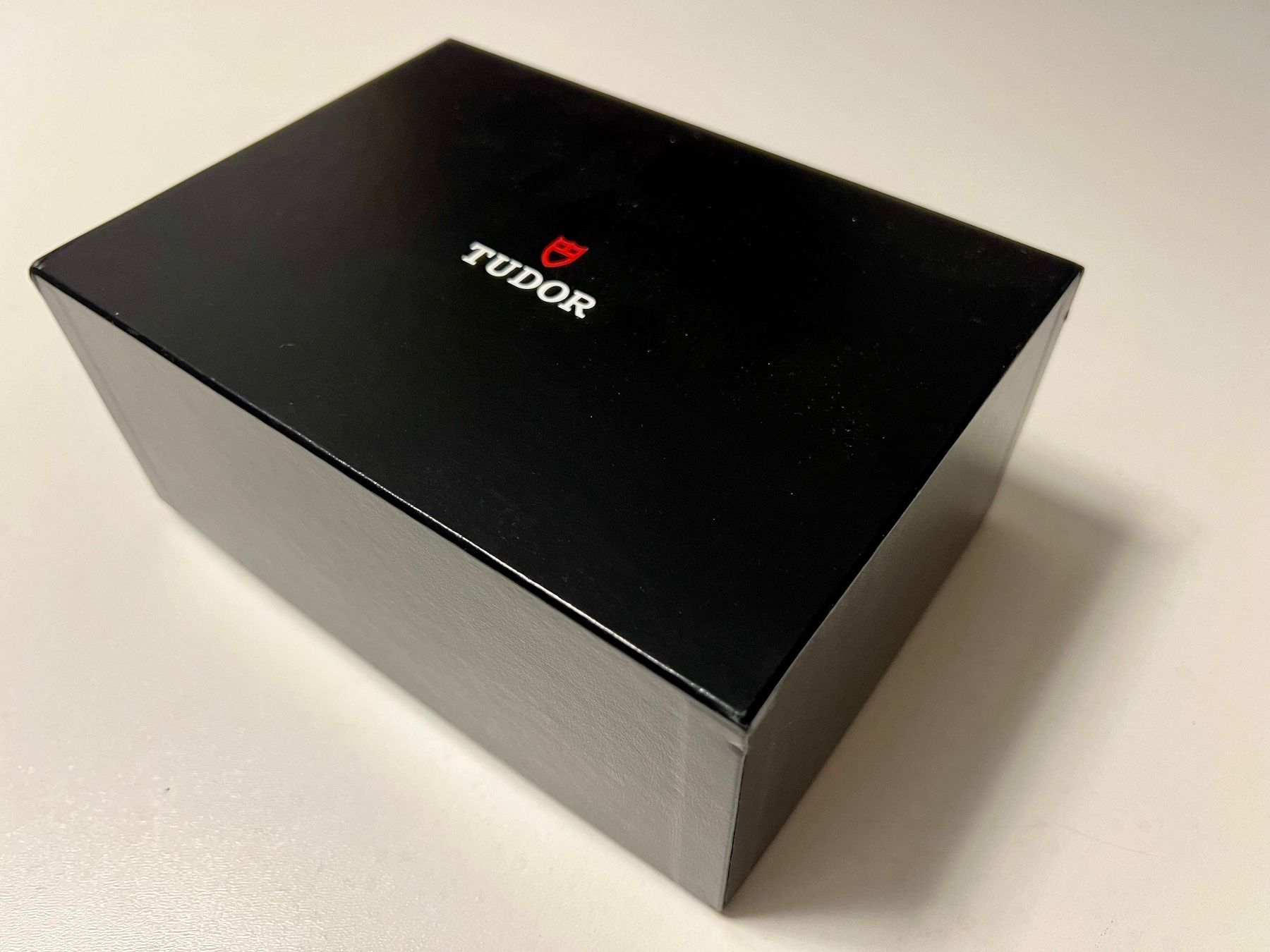 Tudor Uhren: TUDOR original black outerbox for watchbox – Gebraucht aus Mont-sur-Lausanne von vmi_ym5l 2