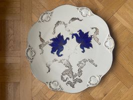 Dekorativer Porzellanteller mit blauem Blumenmuster rund