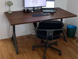 Ikea: Schreibtisch höhenverstellbar mit Lederstuhl