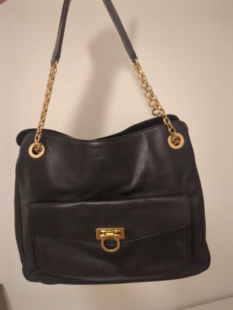 Ferragamo schwarze Leder-Schultertasche mit Goldkette