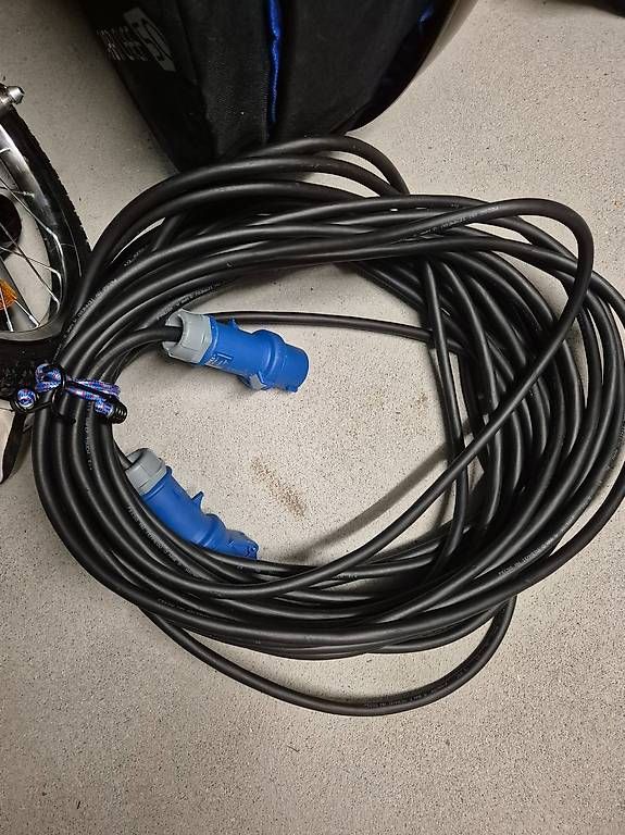 Kabel: diverse Stromkabel – Gebraucht aus Kloten von sgys