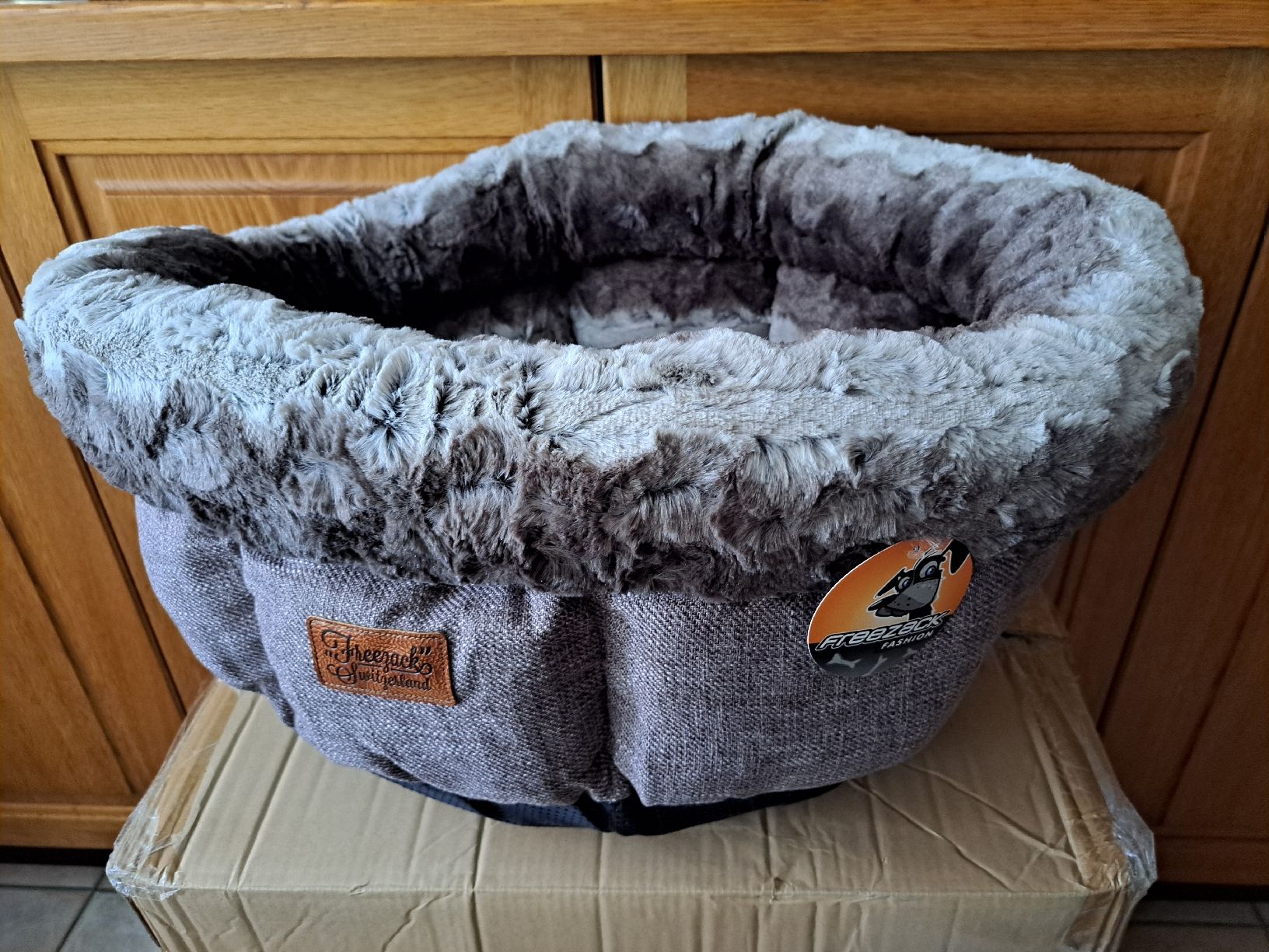 Liege- & Schlafplätze: Neues Hunde- oder Katzenbett. Größe: 55 x 55 x 27 cm – Neu und originalverpackt aus Morens FR von Kiscica