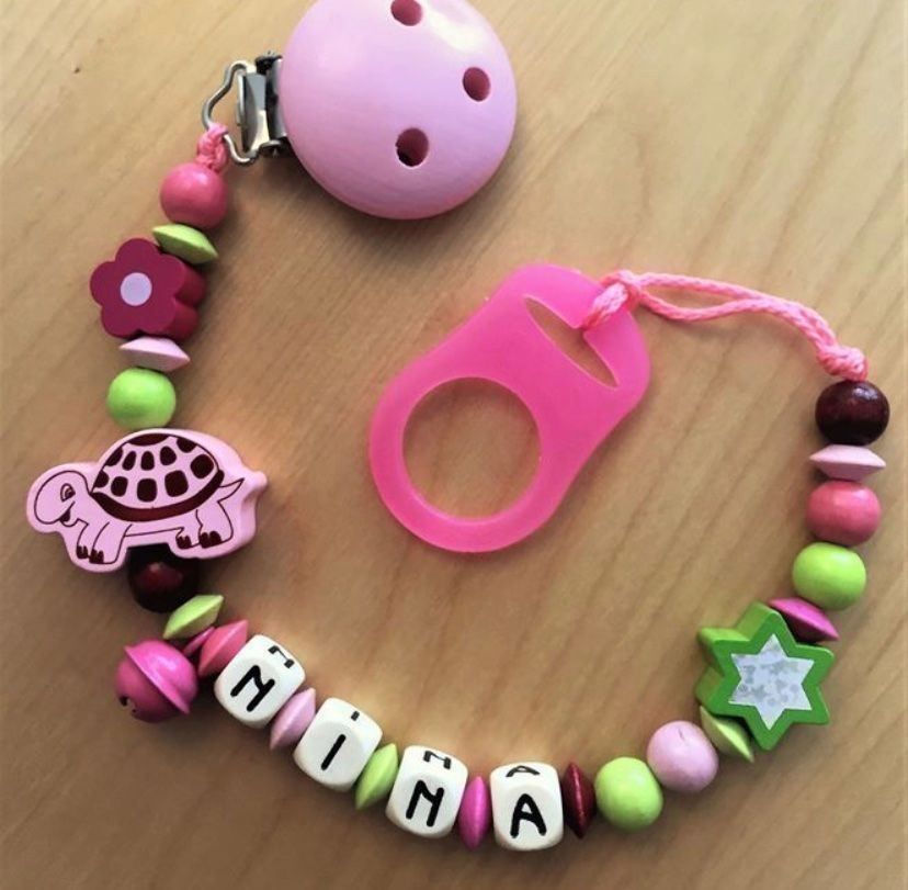 Succhiotti & catenelle porta ciuccio: Nuggikette mit Wunschname – Nuovo e nell'imballaggio originale da Herzogenbuchsee venduto da MoLa85