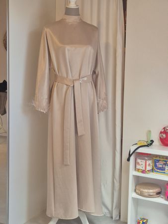 Langes Kleid Goldbeige mit Federdetails Grösse 2 Zustand gut