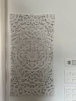 Weisses Bild mit Mandala-Muster aus Holz