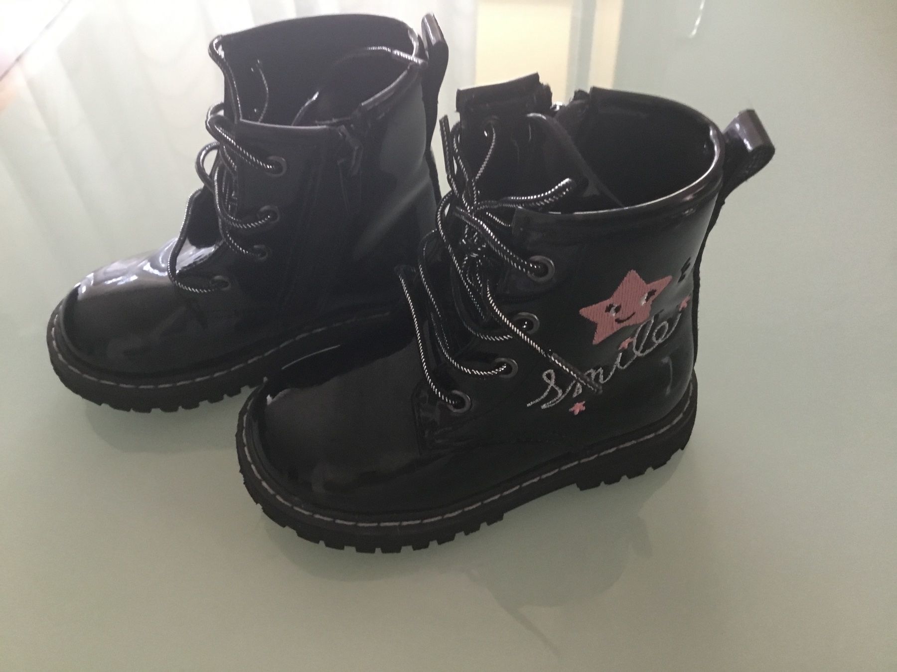 Scarpe per ragazze: Mädchen Lack-Boots, Schwarz mit Stern, Gr. 22 – Usato da Näfels venduto da ale_c9qn