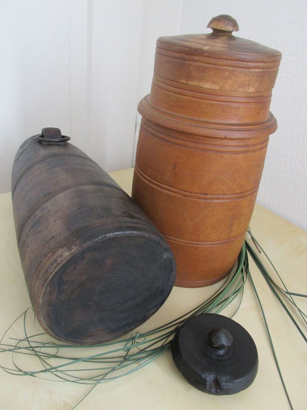 Tutte le decorazioni: rustikale Dekoration: 2 alte Deckeldosen/Deckelgefässe, Holz – Usato da Winterthur venduto da mat_q5d5 7
