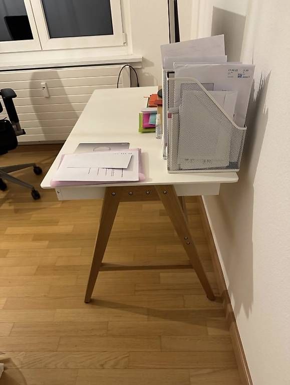 Scrivanie: Minimalist White Desk for Sale – Usato da Basel venduto da cle_f872 1