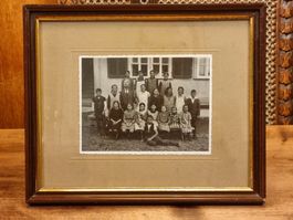Altes Gruppenfoto im Holzrahmen