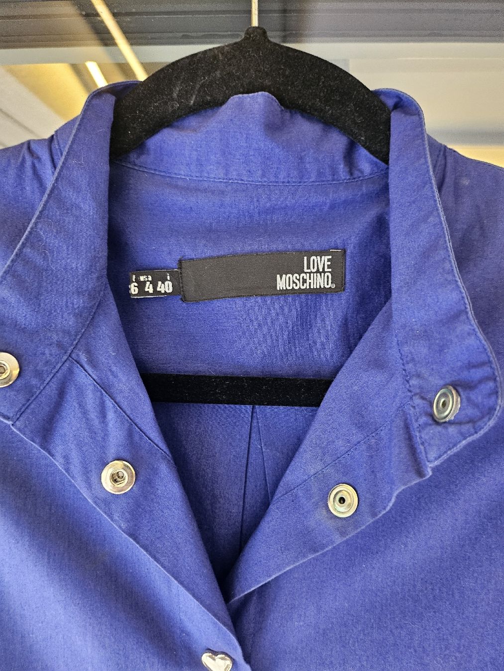 Moschino Chemisiers: Blause Moschino in 40 Size, 100% Cotton – D'occasion à Kilchberg ZH par Thrift_Shop 2