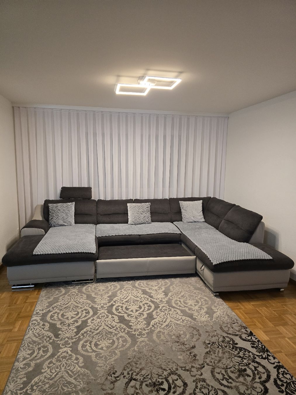 Sofas: Wohnlandschaft grau schwarz mit Bettfunktion – D'occasion à Winterthur par AMKOM5E39 1