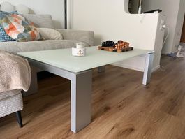 Salontisch mit Milchglasplatte