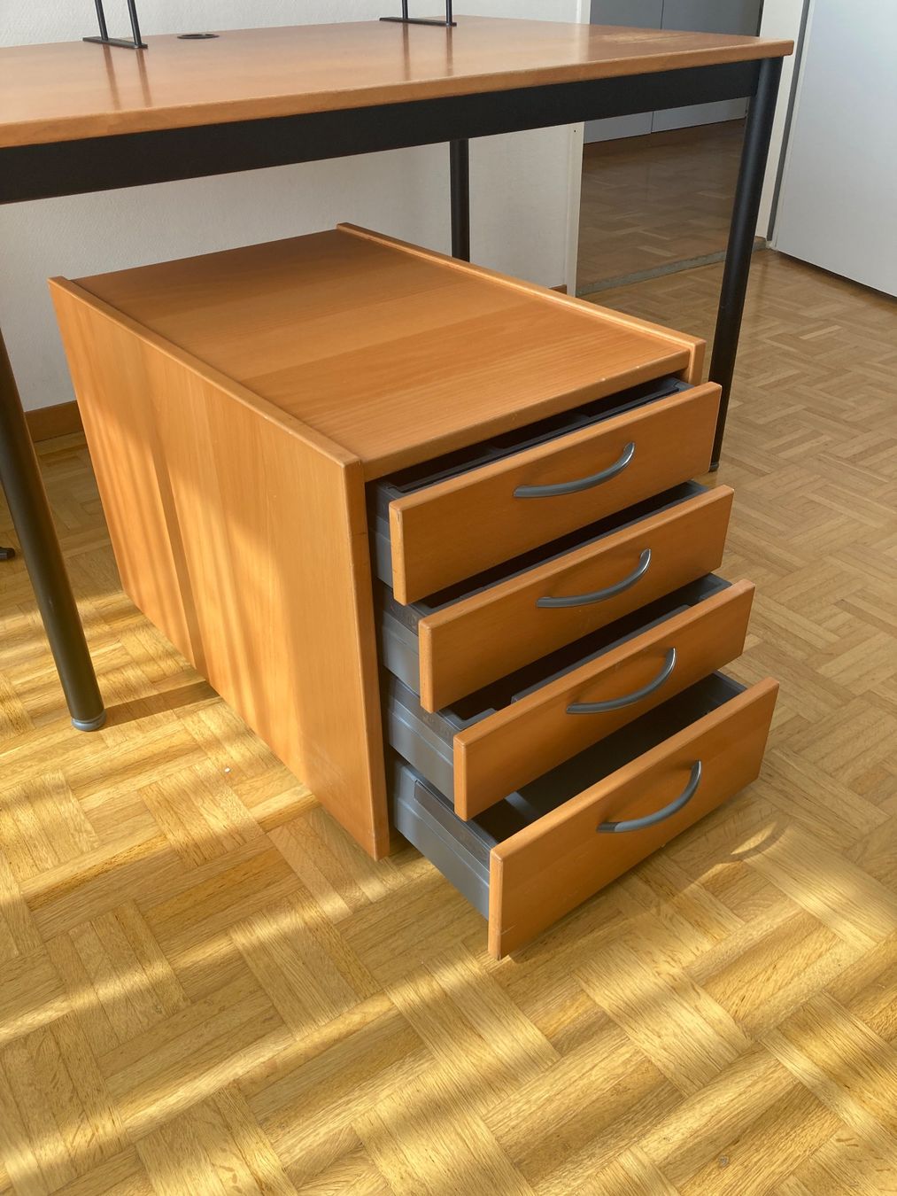Scrivanie: Schreibtisch mit Rollcontainer – Usato da Zürich venduto da Adelaide2015 2