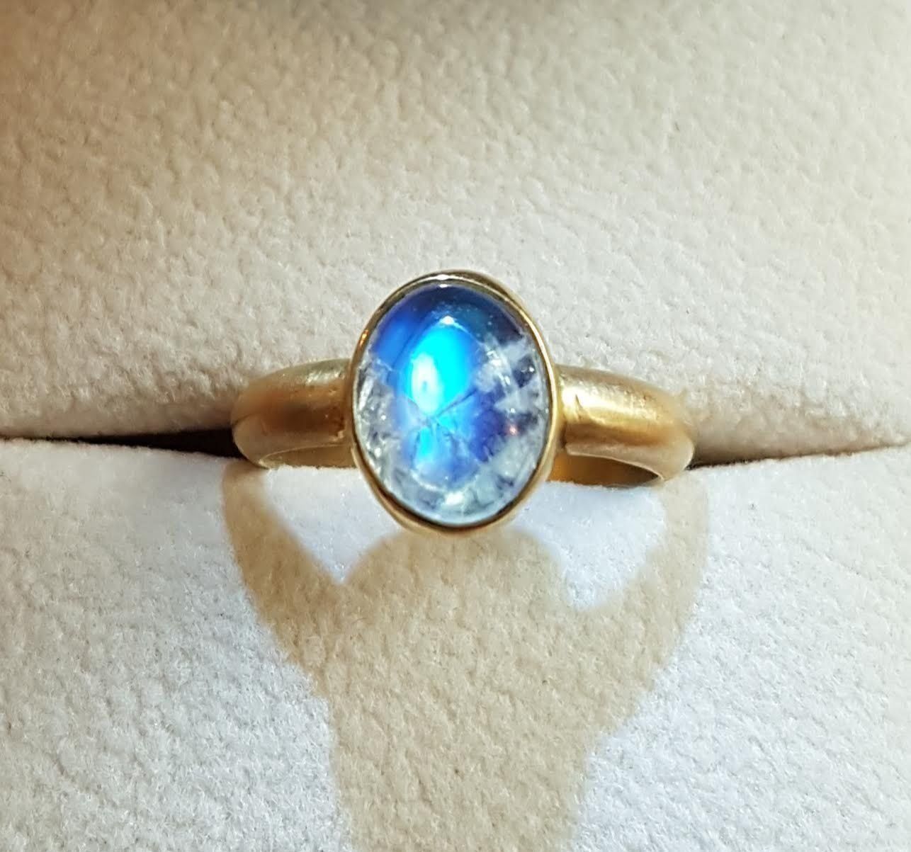 Ringe: 18K Goldring mit Regenbogen-Mondstein Blau – Neu und originalverpackt aus zuerich von Jewlsdesign