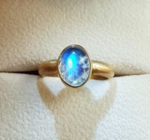 18K Goldring mit Regenbogen-Mondstein Blau