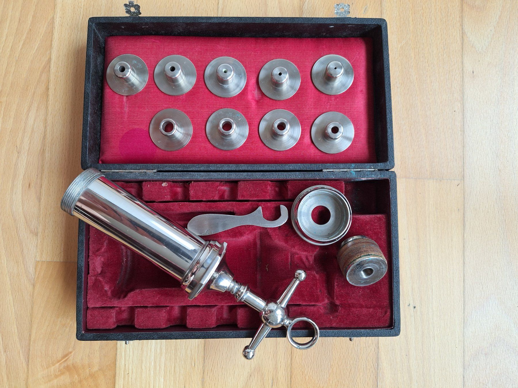 Attrezzature mediche: Pharmazeutische Tablettenpumpe oder Spritze Antik – Usato da Winterthur venduto da Xerena