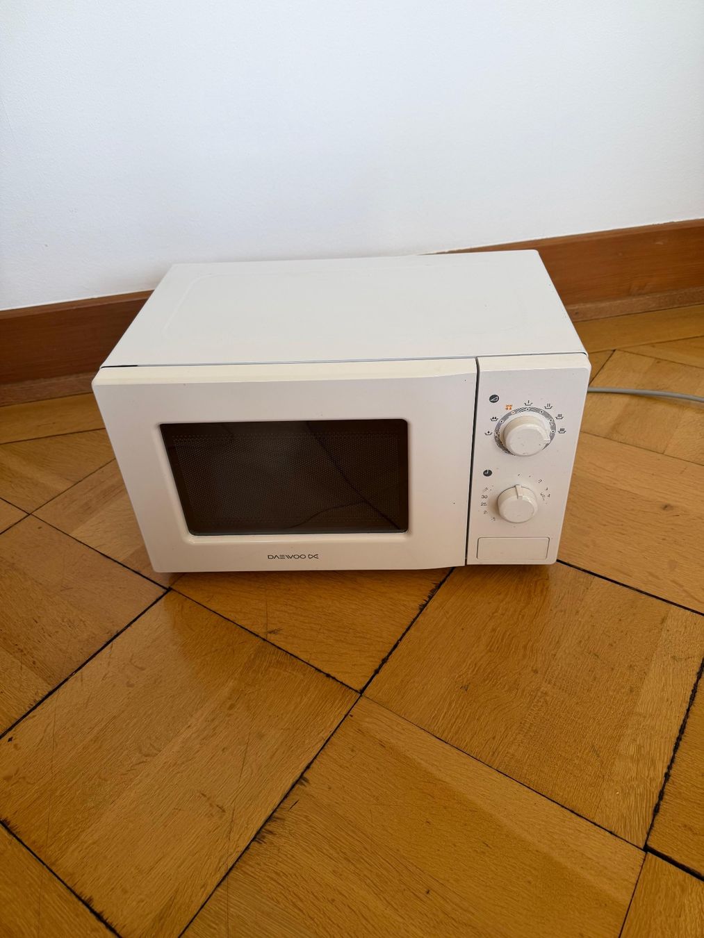Daewoo Elettrodomestici da cucina: Mikrowelle Daewoo KOR-6L77 – Usato da Obernau venduto da agaton