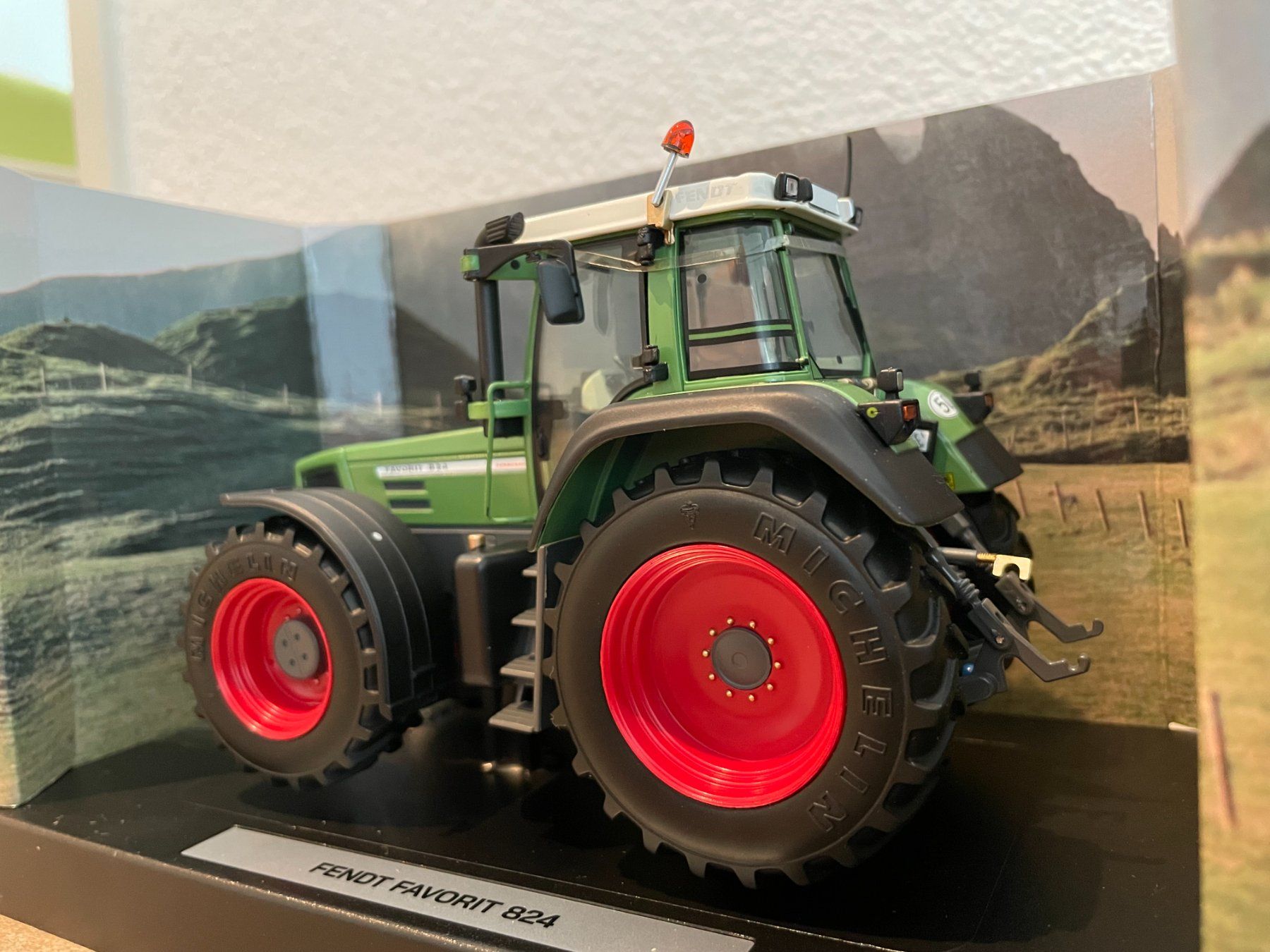 Fendt Trattori: Fendt Favorit 824 – Nuovo e nell'imballaggio originale da Kreuzlingen venduto da Stefan1150 2