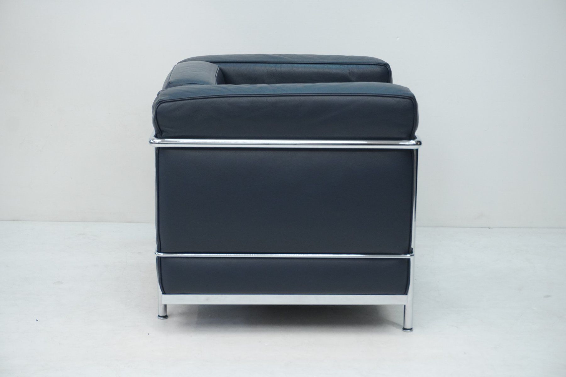 Cassina Sessel: Cassina LC2 Sessel Le Corbusier Leder dunkelblau – Gebraucht aus Bad Zurzach von QLASSIQ 2