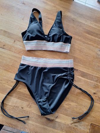 Schwarzer Bikini mit hohem Bund, Grösse M - Neuwertig!