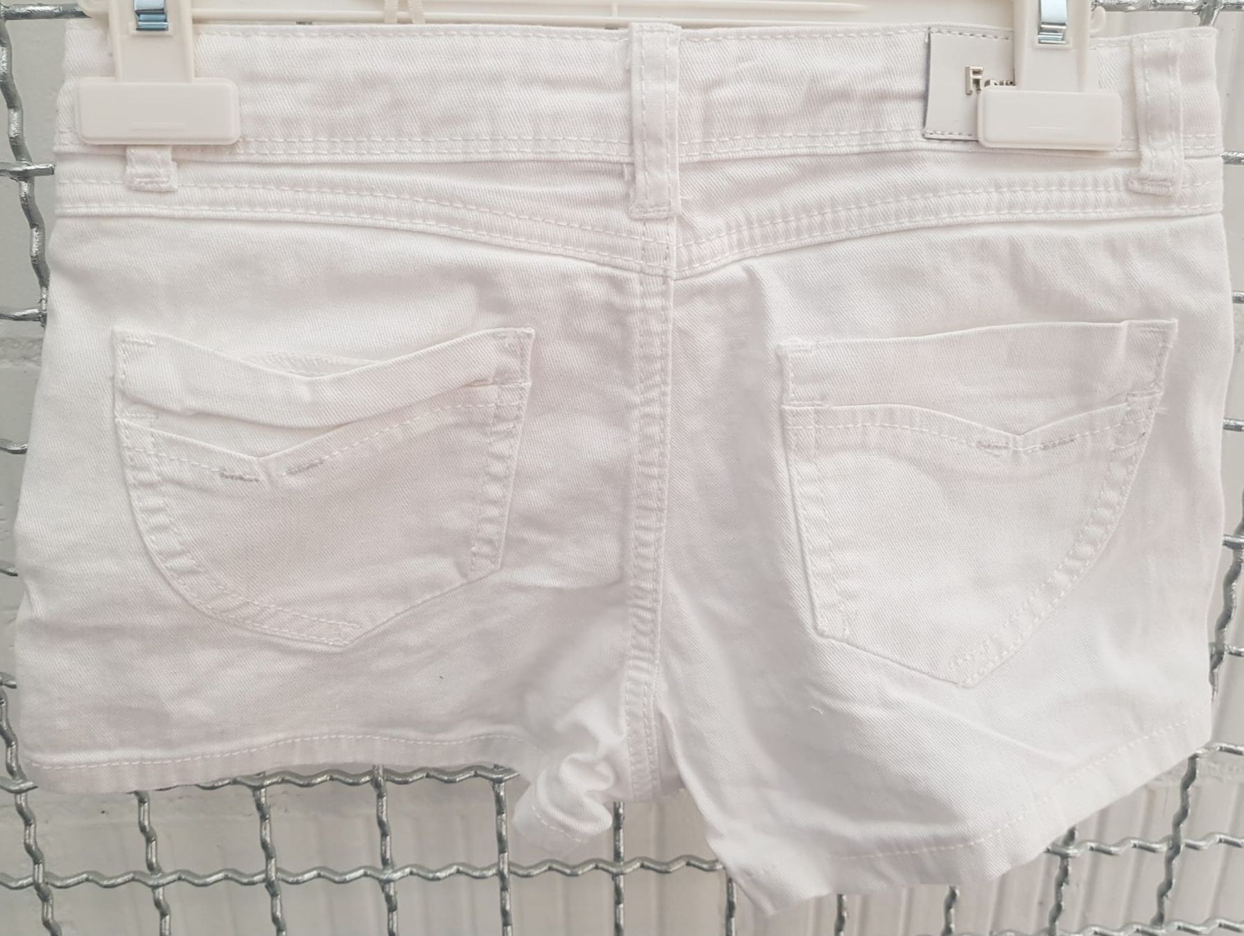 Pantaloni: Neue weisse Fun&Fun Designer Shorts, Gr. 38 / 152 – Nuovo e nell'imballaggio originale da Basel venduto da Sinibini86 1