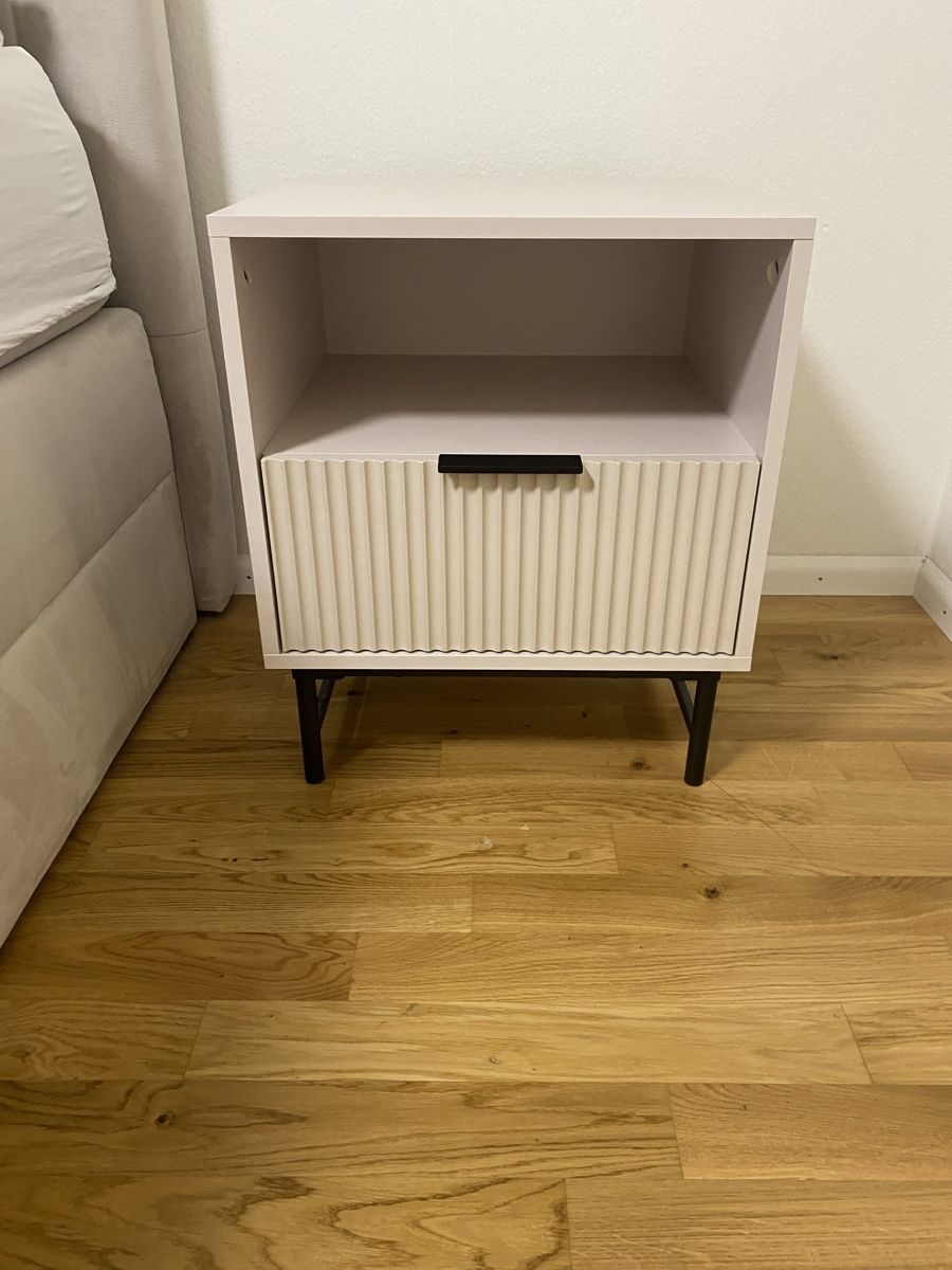 Comodini: 2 Nachttische in hellem rosa - wie neu – Usato da Füllinsdorf venduto da lau_c5vq