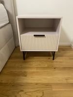 2 Nachttische in hellem rosa - wie neu