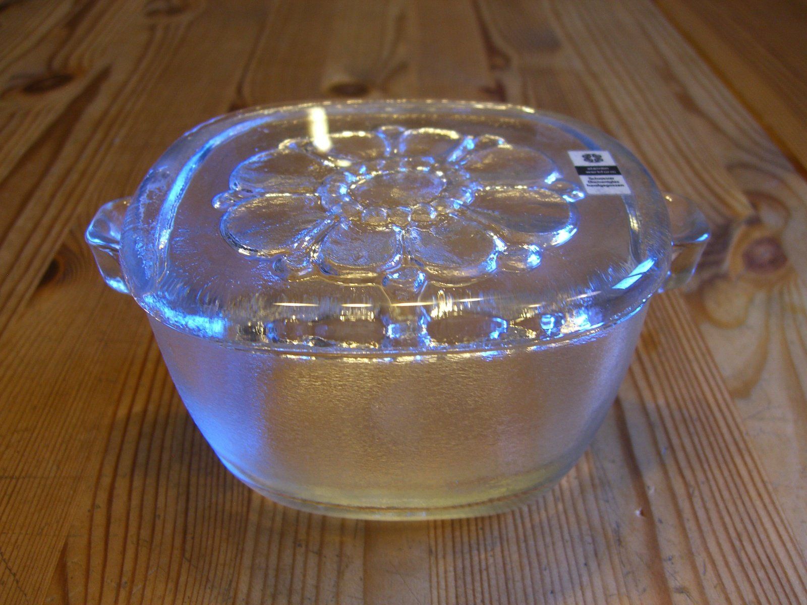 Bicchieri: hübsche Glasdose mit Deckel, CH Diamantglas handgegossen – Usato da Winterthur venduto da Gaia 1