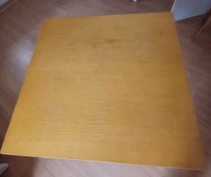 schöner praktischer quadrater tischerHolztisch
