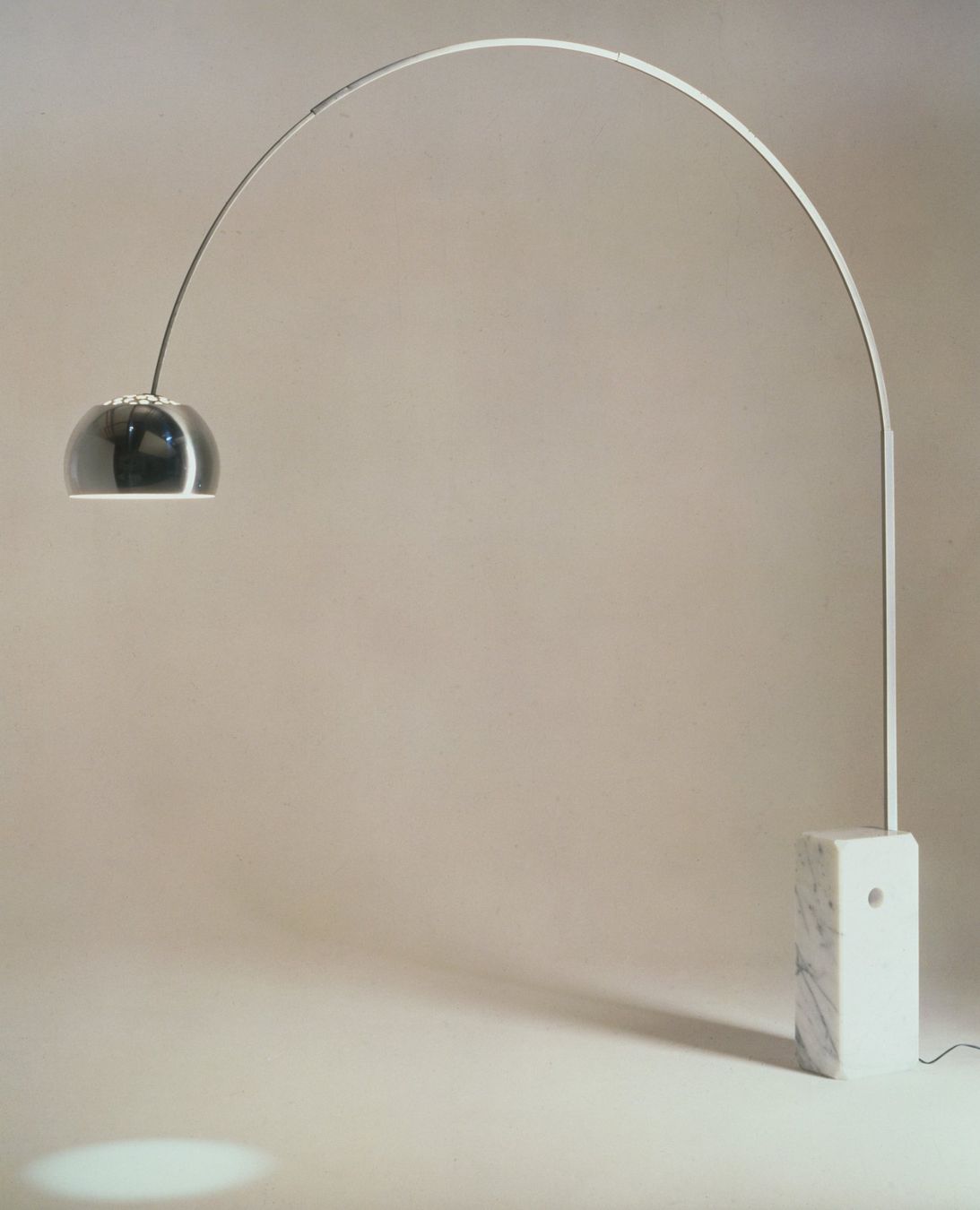 Flos Lampade: Flos Stehleuchte Arco (Designer Bogen-Stehleuchte) – Usato da Niederglatt ZH venduto da hawaiiDG24 2