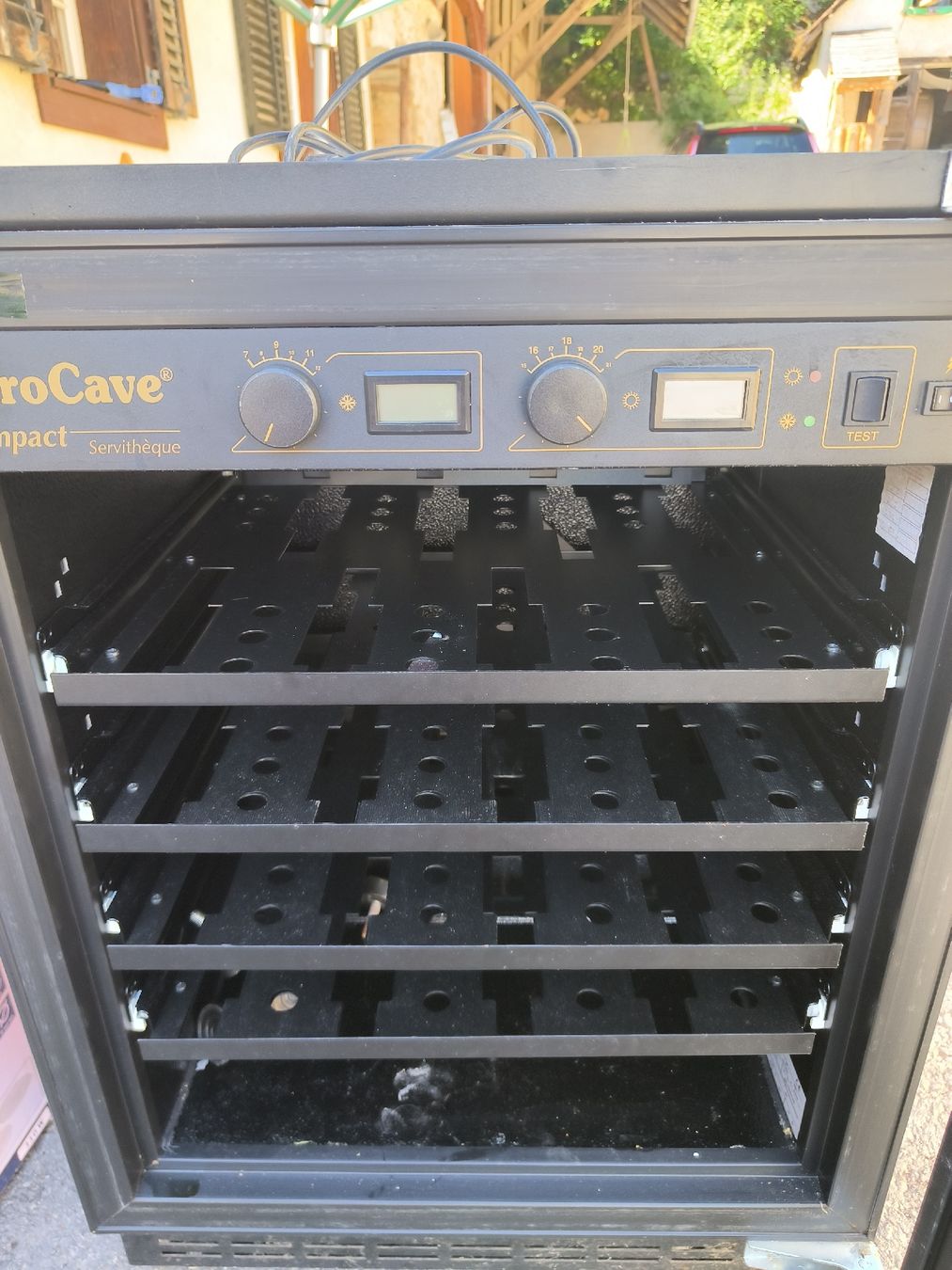 Vino: ProCave S-056B Weinkühlschrank – Usato da Bargen SH venduto da sti_drf8