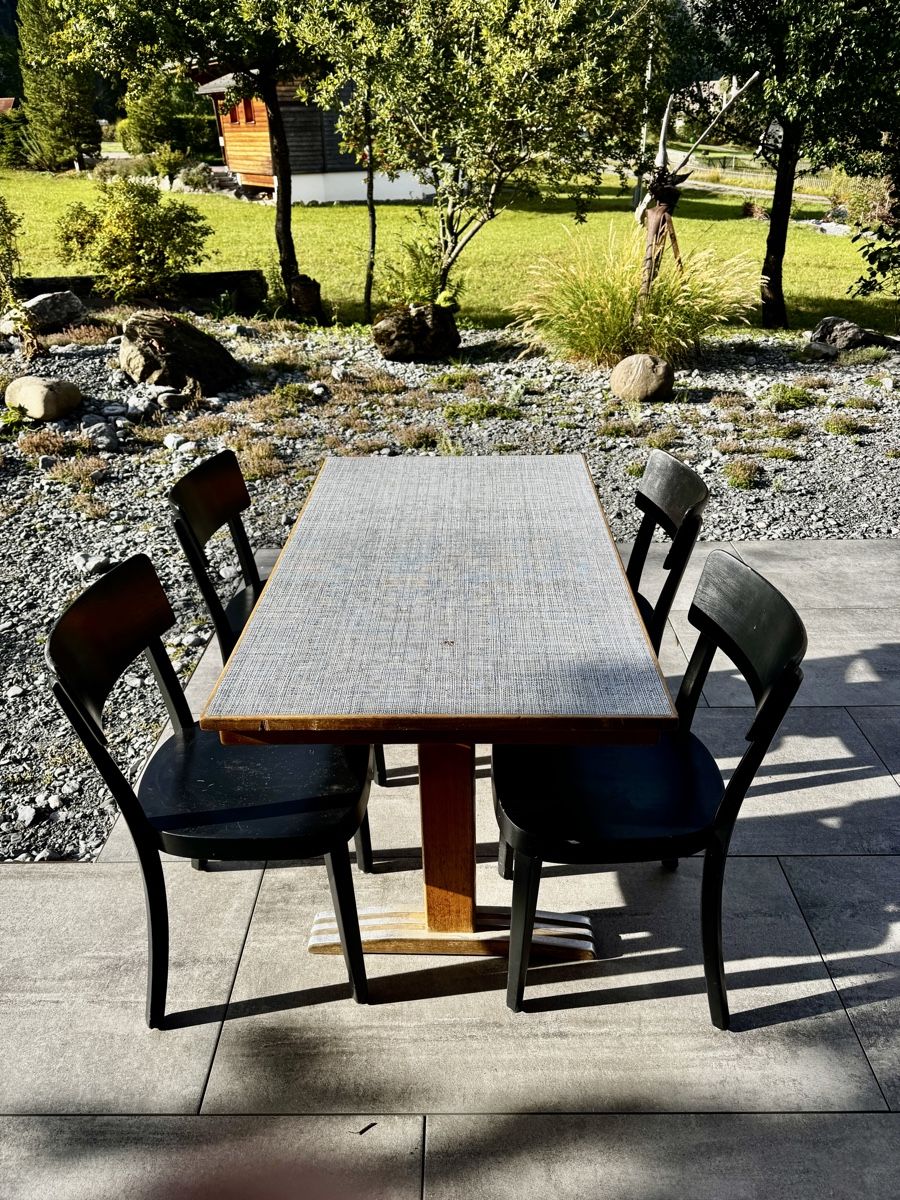 Horgen Glarus Tischset: Horgen Glarus Tisch u 4 Stühle  – Gebraucht aus Kandersteg von Hakose