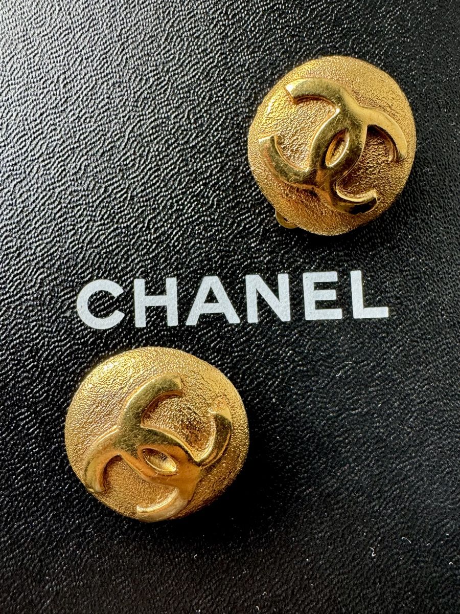 Chanel Ohrringe & -stecker: Chanel Gold CC Ohrclips Vintage – Gebraucht aus Kriens von hannaandkiko 7