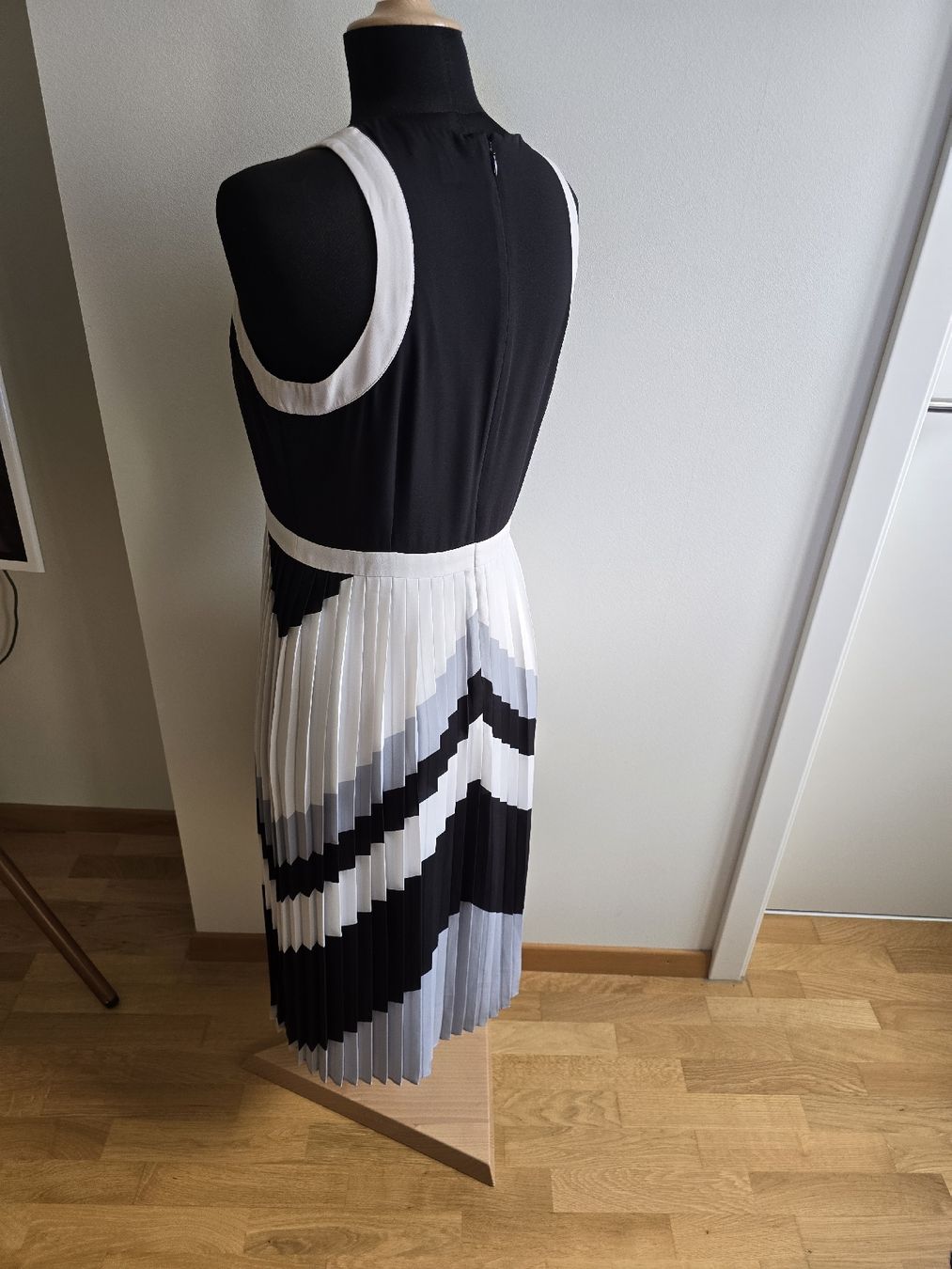 Banana Republic Vestiti: Plissee Midikleid – Nuovo (secondo la descrizione) da Zürich venduto da ale_bg2x 2