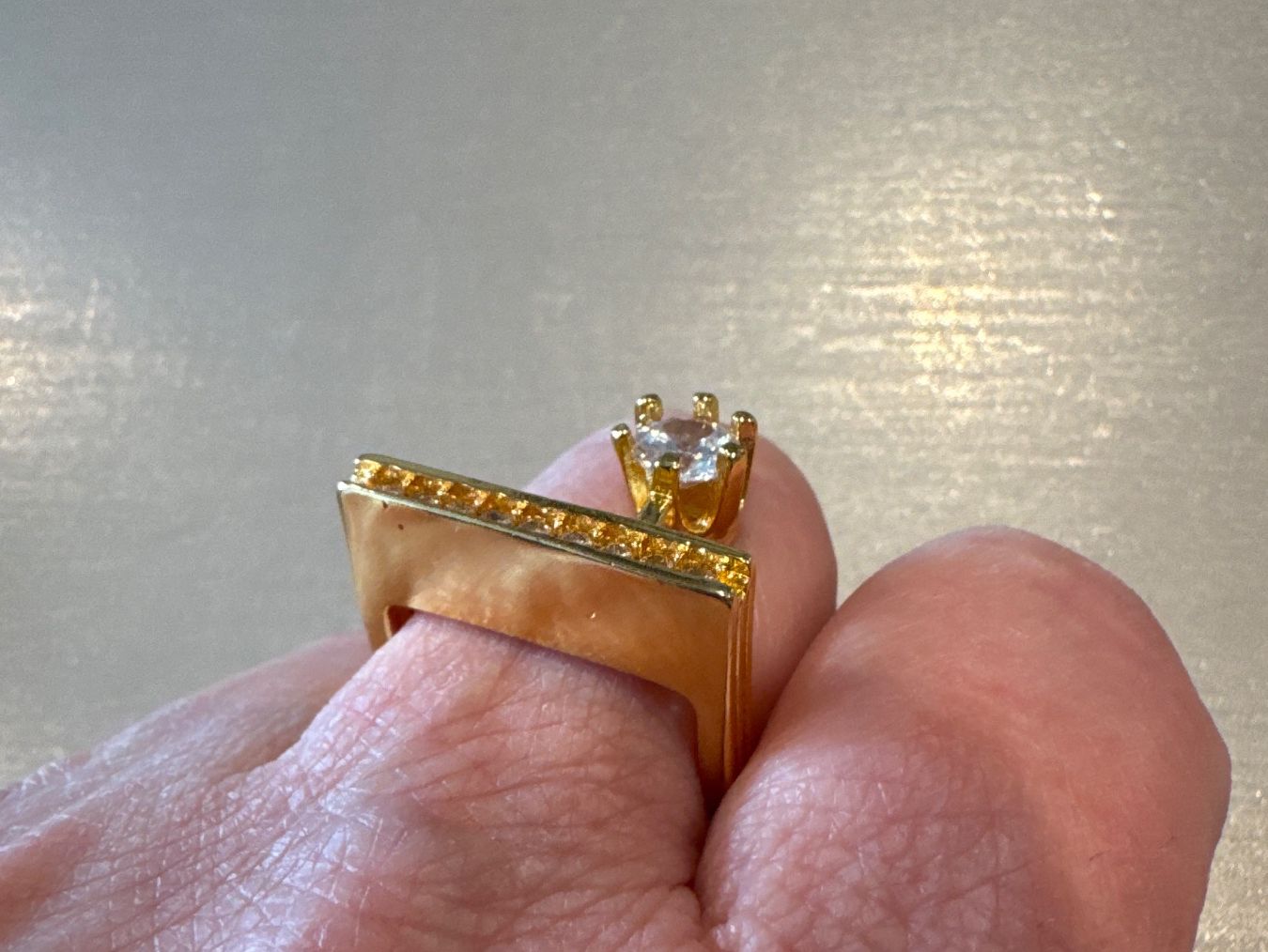 Anelli: Goldfarbiger Ring mit Muster, Grösse 19mm, Neu! – Nuovo e nell'imballaggio originale da Lotzwil venduto da Tgdromad 2