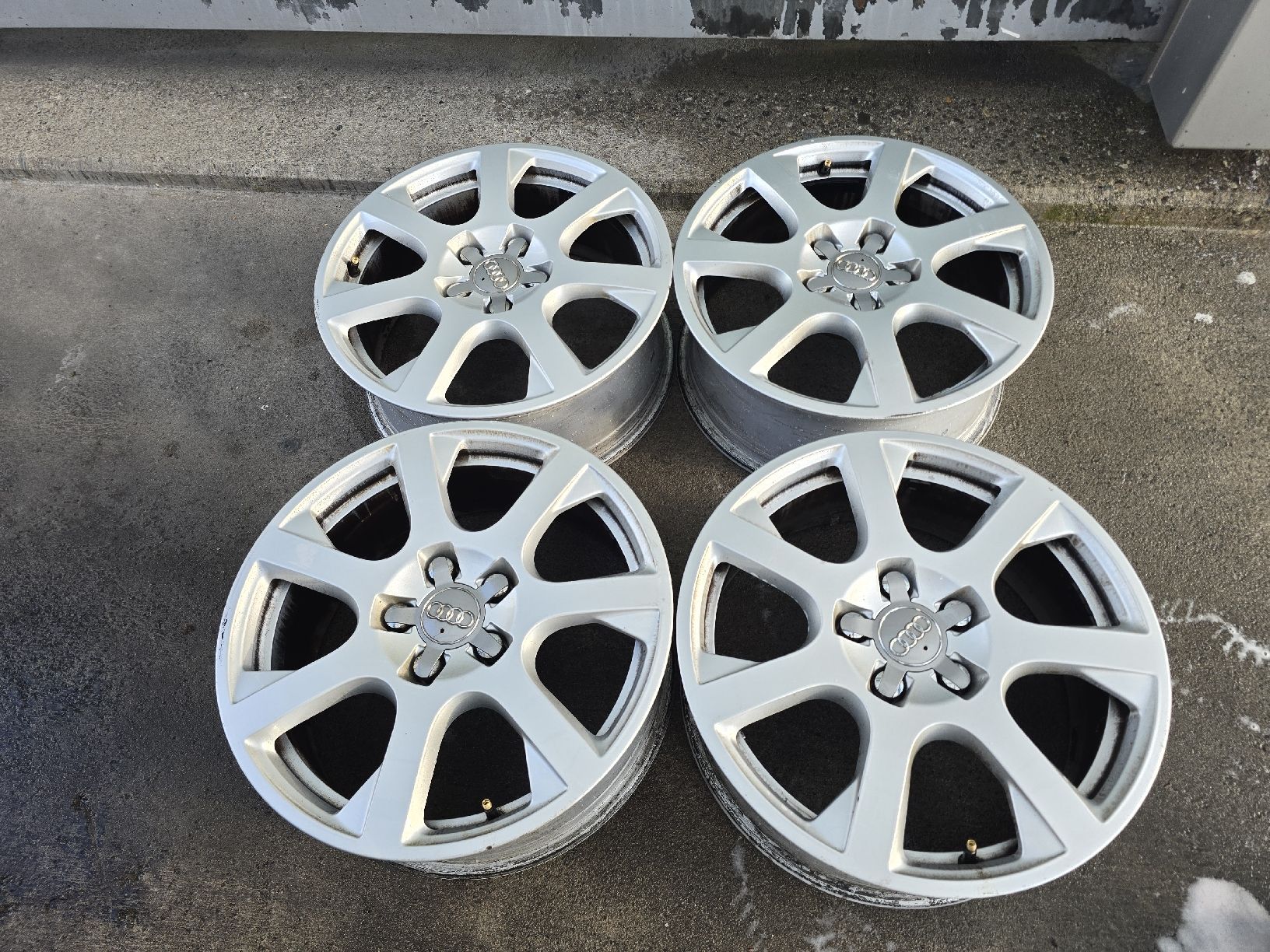 Audi Pneumatici & Ruote complete: Felgen audi 17 zoll 5x112 – Usato da Buchs AG venduto da adz_wf9f