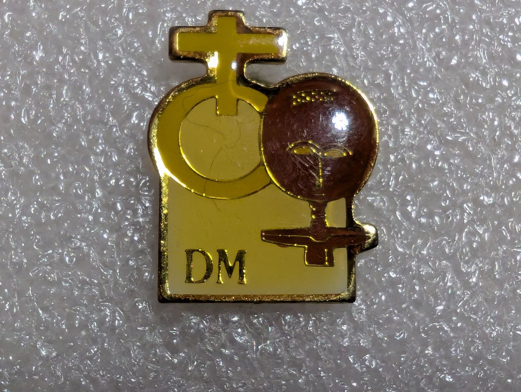 Plaketten & Abzeichen: Ansteckpin 256: DM – Gebraucht aus Oppligen von Pin-Fall-Shop