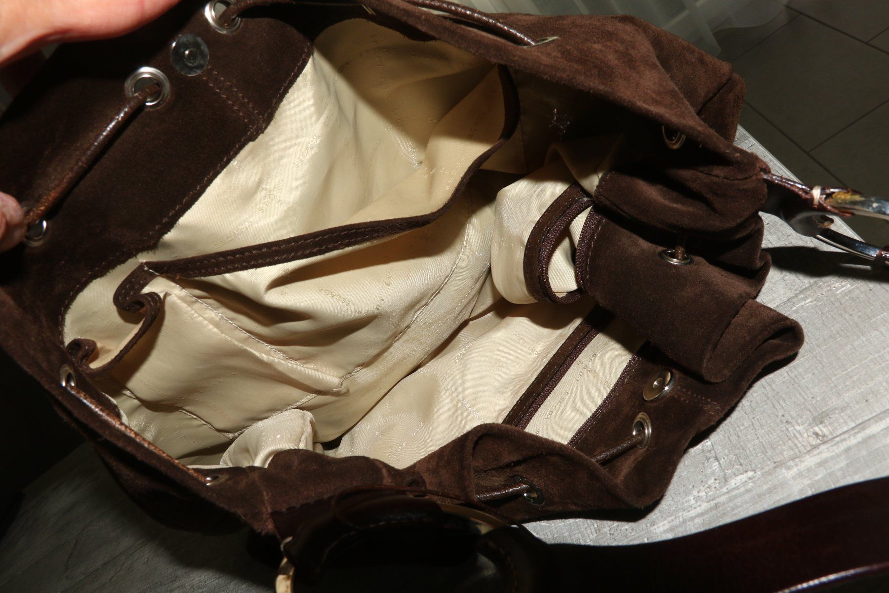 Escada Sacs femmes: ESCADA wunderschöne echt Wildledertasche – D'occasion à Oberwil-Lieli par Svetlana28 9