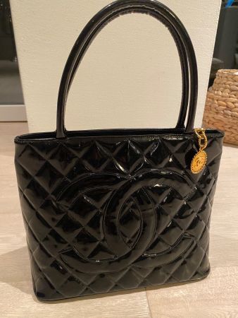 Chanel Medaillon-Tasche aus schwarzem Lackleder