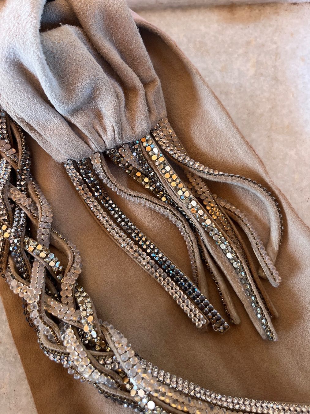 Foulard & Sciarpe: Daniel Swarovski Schal Wildleder mit Kristallen – Usato da Saanen venduto da SoniaMichaela 3