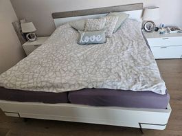 Komplettes Bett inkl. Nachttische