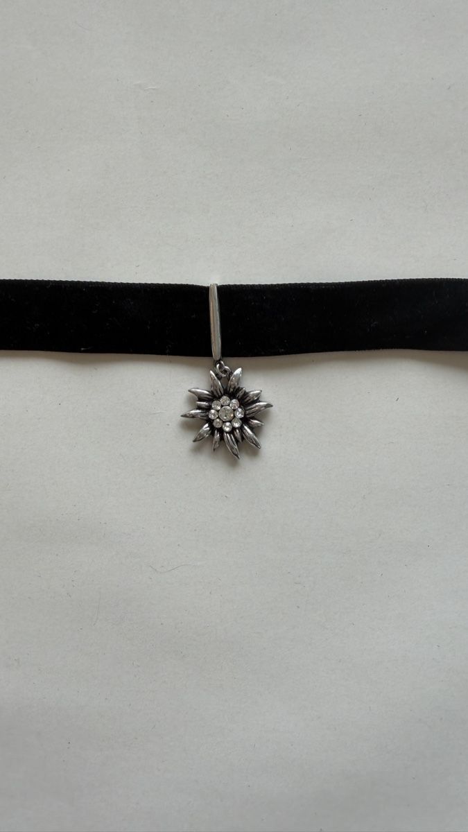 Catenine: Schwarze Samt Kette mit Edelweiss-Anhänger – Usato da Weiningen ZH venduto da rah_drm7